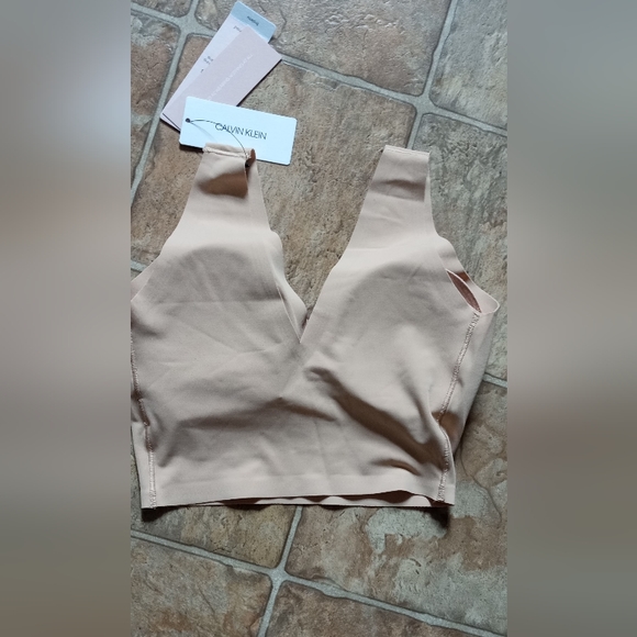 NWT Calvin Klein Invisibles Comfort Seamless Lightly Lined V Neck Bralette - Picture 5 of 7